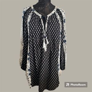 Women’s beautiful black white beige patterned pullover blouse size 1X